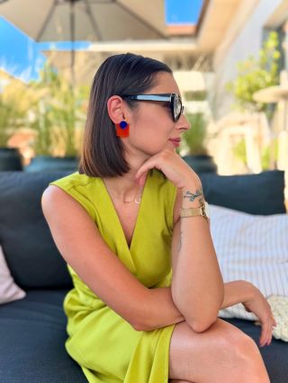 ✨ Keď sa dizajn stane šperkom a farby rozohrajú celý outfit ✨ Glare Mini Orange-Blue – náušnice, ktoré okamžite upútajú...