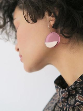 🌸💛 Niekedy stačí len jeden detail, aby sa celý outfit zmenil na niečo špeciálne. 💗 Náušnice Horizon Pink-Hold sú presne...